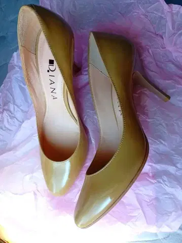 새상품 시착만 한 상품 다이애나 베이지 펌프스 23cm