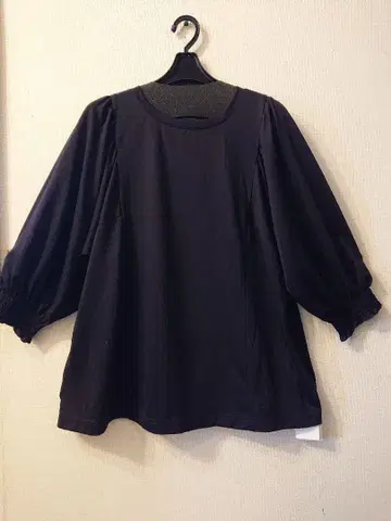 로즈 티아라 46 7부 소매 상의 네이비 컬러