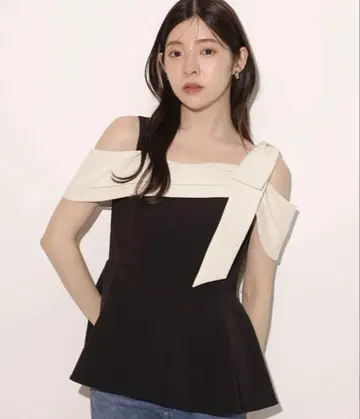 Rirandture 리랜드트루 오프숄더 리본 페플럼 상의