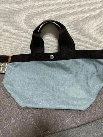 에르베샤 펠리에 스카이블루와 블랙의 토트백