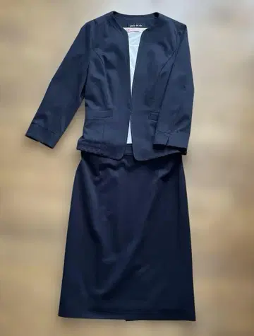 네이비 정장 세트와 티셔츠
