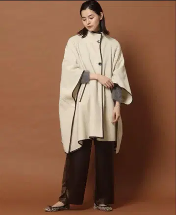 DRESSTERIOR 스탠드 카라 케이프 코트 색상 내추럴
