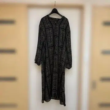 블랙과 금의 패턴 롱 원피스