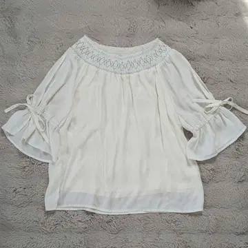[ 새상품 ] 자수 장식 칠부 소매 튜닉