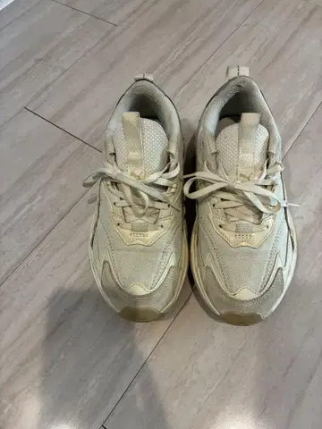 크림색 통굽 스니커즈 푸마 PUMA