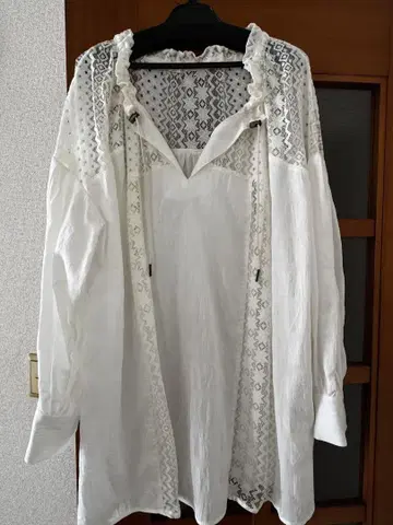 레이스 디테일 화이트 셔츠