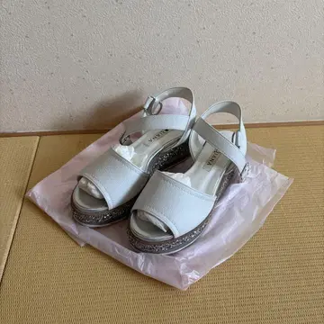 DIANA 힐 샌들