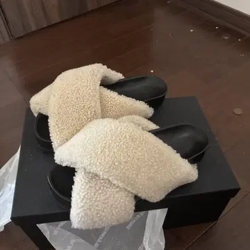 질 샌더 크로스 스트랩 퍼 샌들
