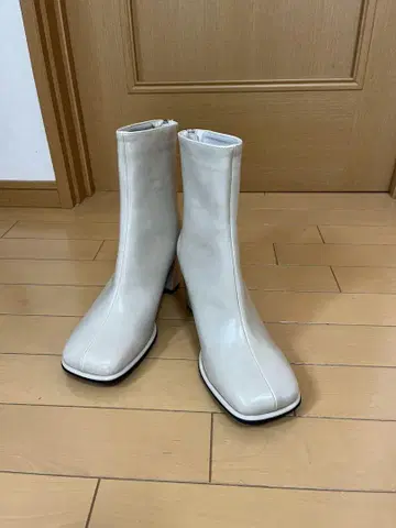 화이트 스퀘어토 부츠 하이힐