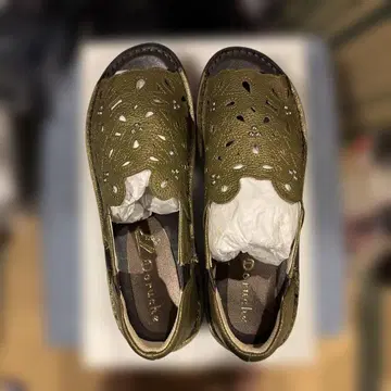 돌체 소가죽 펀칭 프론트 오픈 신발