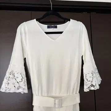 화이트 레이스 플레어 슬리브 원피스