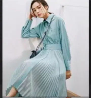 더 버지니아 미착용 새상품 언밸런스 헴 플리츠 절개 원피스 38 블루