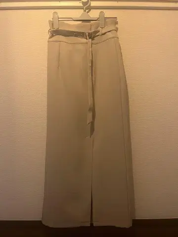 [ 새상품급 ] 리리안캐럿 벨트 포함 슬릿 타이트 스커트 라이트 베이지