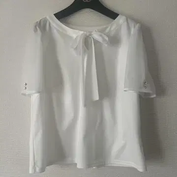 tobechic 화이트 리본 포함 시스루 소매 상의 size 44