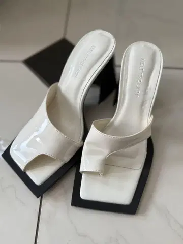 멜트 더 레이디 화이트 오픈토 블록 힐 샌들