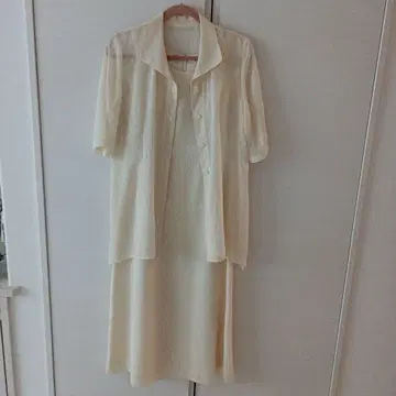 아이보리 슬리브리스 드레스와 가디건 세트
