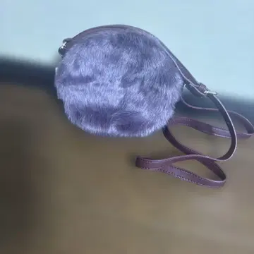 퍼플 퍼 숄더백
