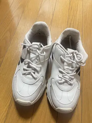 화이트 뉴욕 양키스 스니커즈