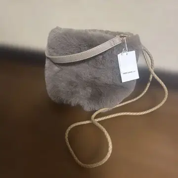 퍼 소재 모카 베이지 숄더백