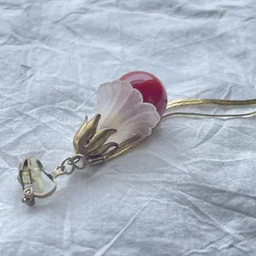 빨간색 꽃 디자인의 귀걸이