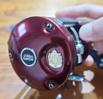 Abu Garcia 6501C3 버건디 모델 왼쪽 릴