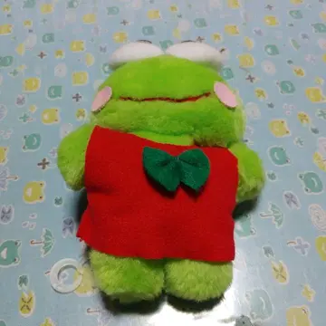 그린 컬러 봉제 인형 빨간색 의류 포함
