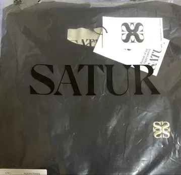 SATUR 블랙 반팔 T셔츠