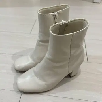 화이트 사이드 지퍼 블록 힐 부츠