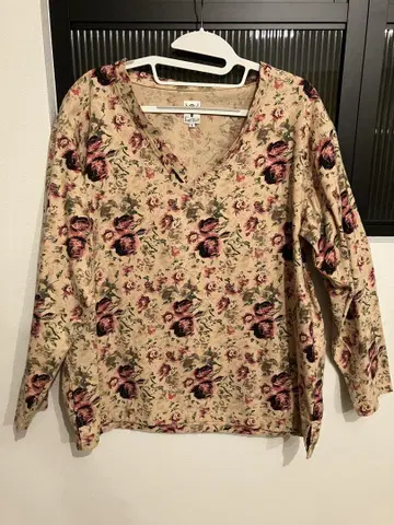 South2 West8 사우스투 올 패턴 v neck shirt