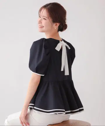 새상품 미사용품 택 포함 Fit mor 2단 프릴 백리본 파이핑 상의