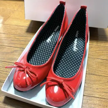 리본 포함 레인 펌프스
