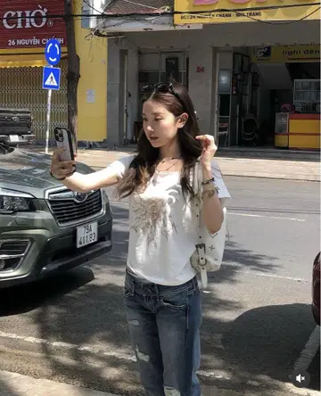 Settle for moon 꽃무늬 프린트 화이트 반팔 T셔츠