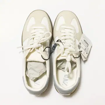 ZARA 대비 컬러 스니커즈