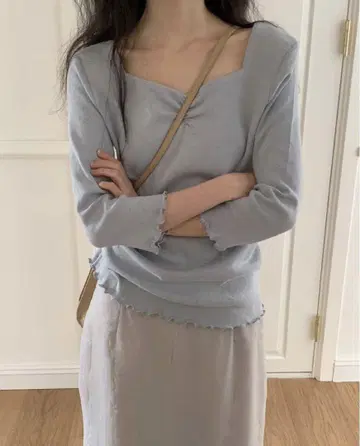 그레이 스퀘어넥 상의