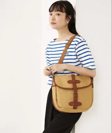 베이지 숄더백 플랩 포함
