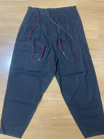 OVIE STUDIO 다크 그레이 슬랙스 팬츠