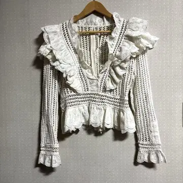 레이스 프릴 상의