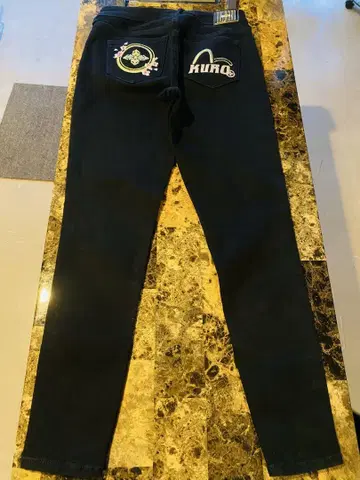 EVISU Kuro 데님 블랙과 블랙 T셔츠