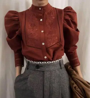 UND POWER SHOULDER LACE BLOUSE 보르도