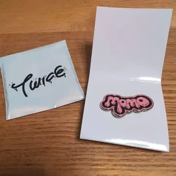 TWICE THIS IS FOR momo 랜덤 핑 배지