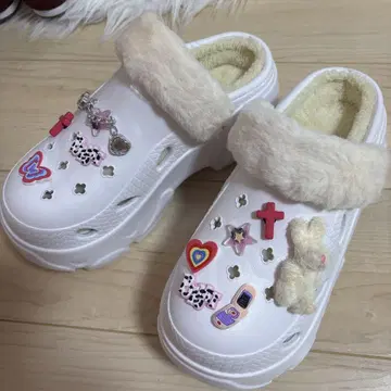 퍼 달린 화이트 클로그 샌들