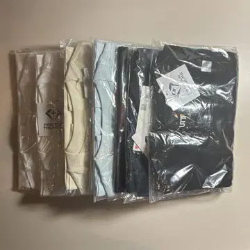 UNIQLO treasure 티셔츠