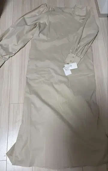 [ 새상품,택 포함 ] 베이지 긴팔 셔츠 원피스 슬릿 포함