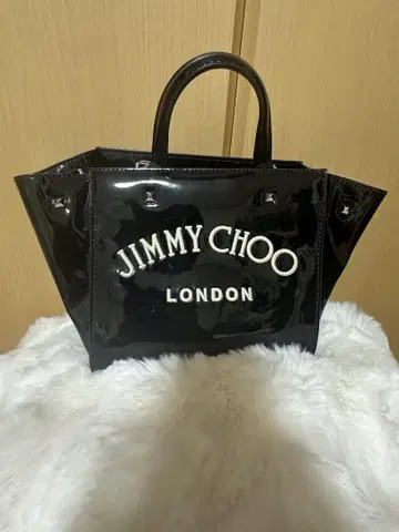 JIMMY CHOO 핸드백 손잡이 1곳이 망가져서 없습니다