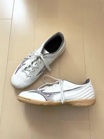새상품급 MIZUNO ALPHA 미즈노 풋살화 화이트 24cm