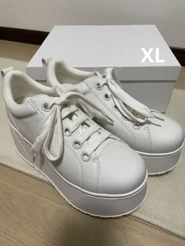 스즈키 아미 통굽 화이트 스니커즈 XL