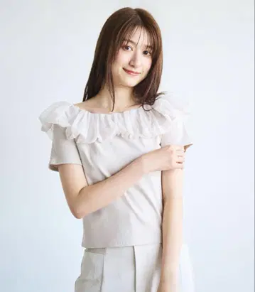코코딜 튤프릴 오프숄더 상의