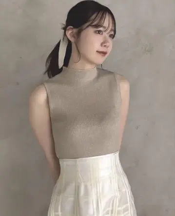 dazzlin 다즐린 라메 니트 슬리브리스 상의