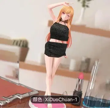 블랙 의상의 피규어