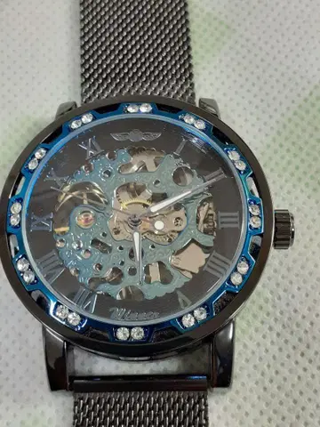 스켈레톤 디자인 손목시계